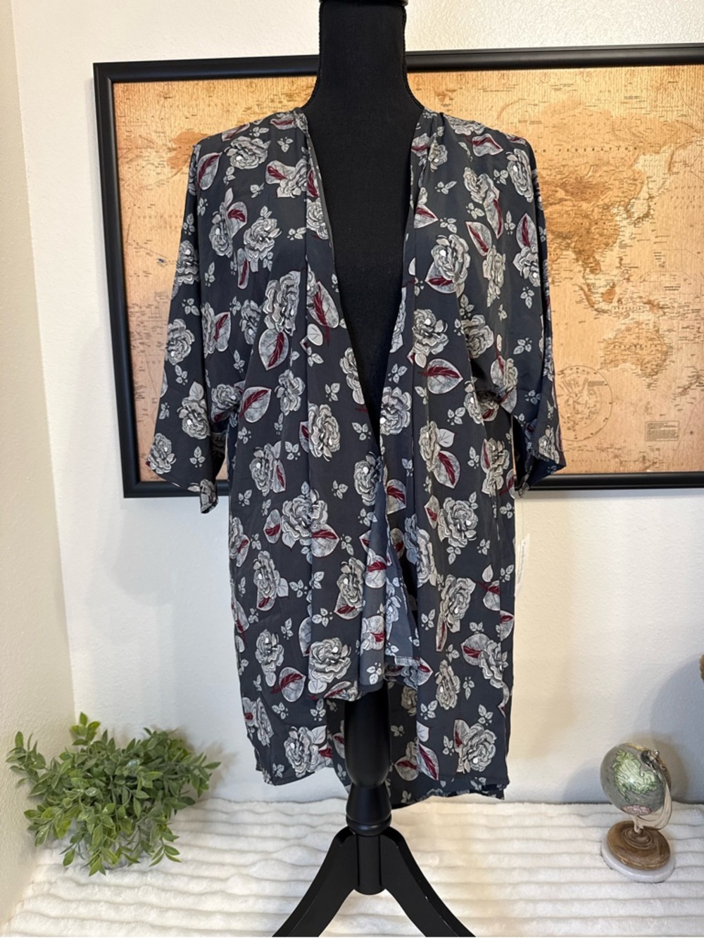 Lularoe Lindsay floral Kimono size small